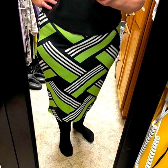 💚 PLUS Pencil Skirt 💚 - Picture 5 of 5